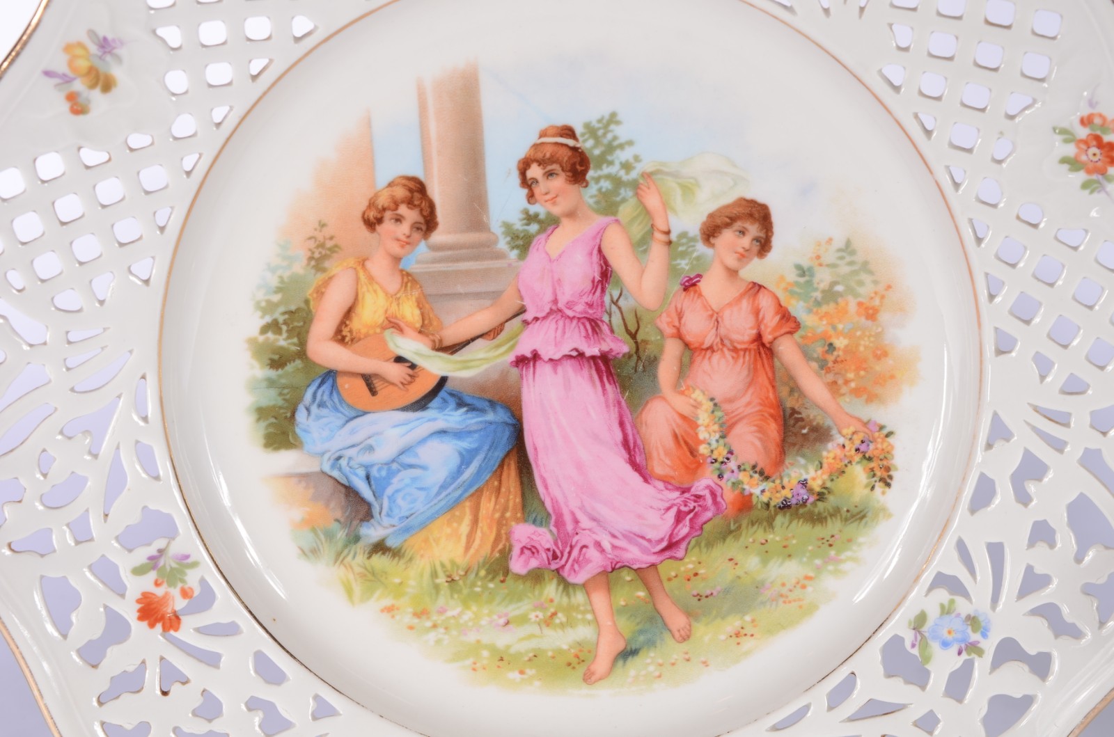 Três peças de porcelana, sendo duas fruteiras de pé alto com bordas... - foto 2 de 11