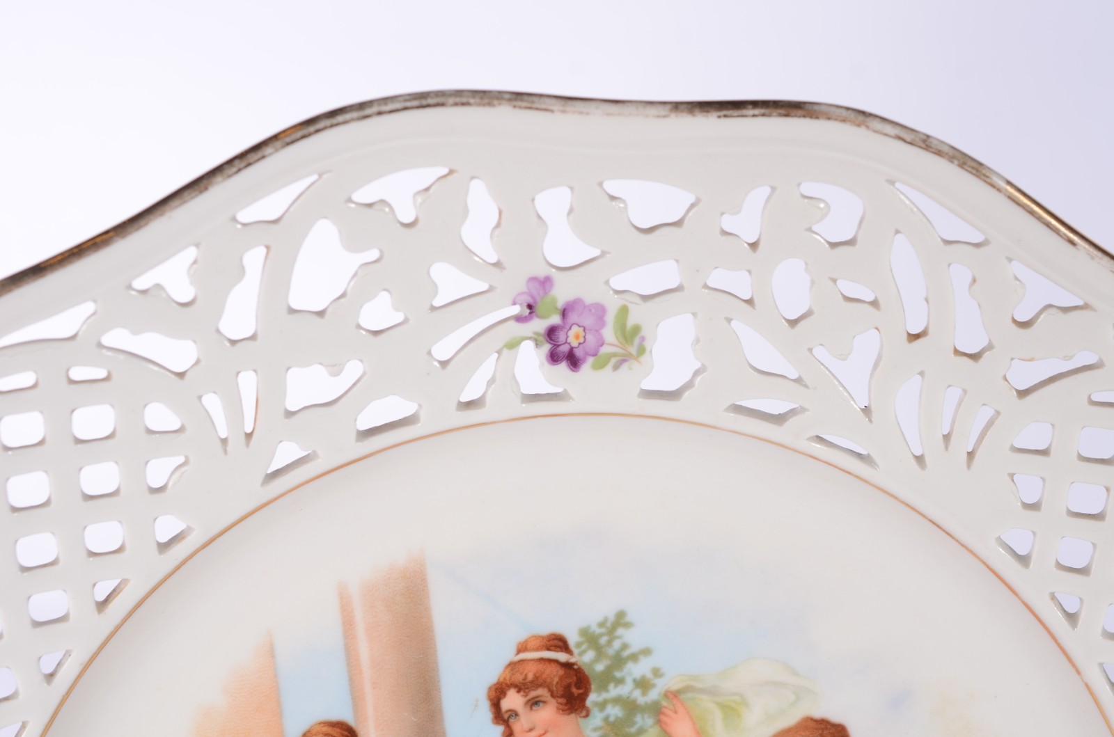 Três peças de porcelana, sendo duas fruteiras de pé alto com bordas... - foto 3 de 11