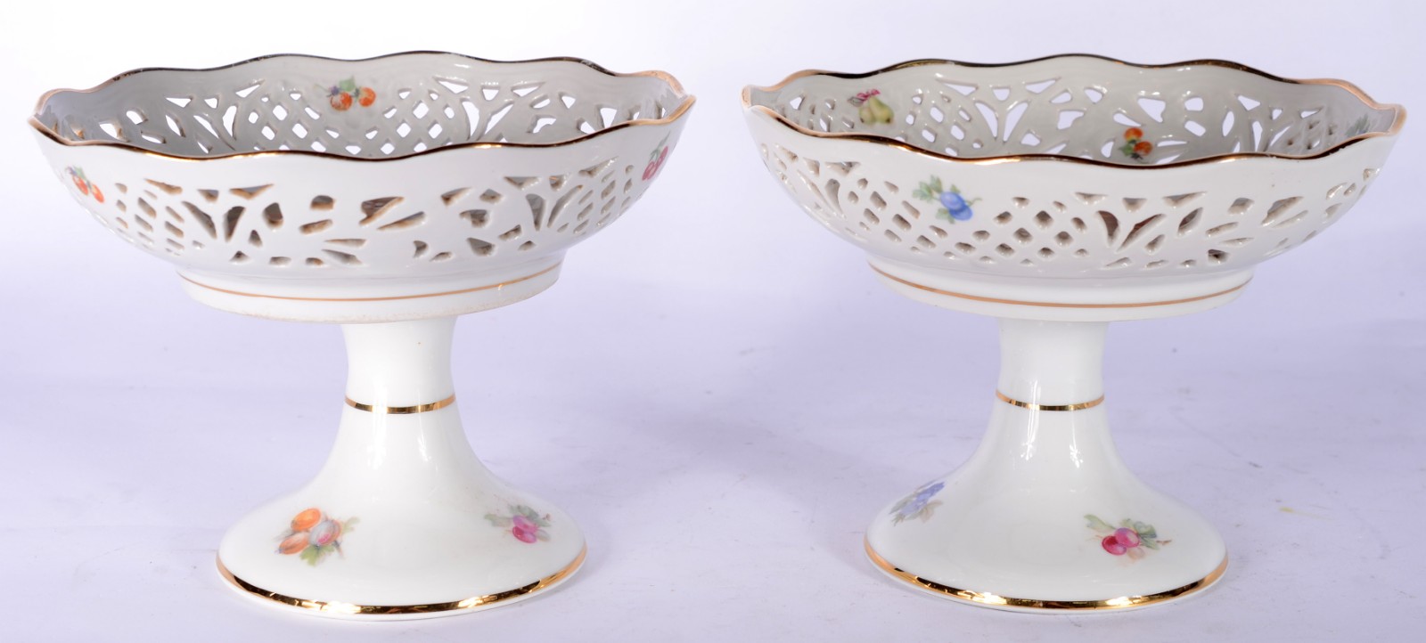 Três peças de porcelana, sendo duas fruteiras de pé alto com bordas... - foto 4 de 11