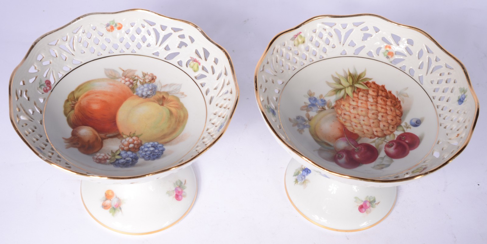 Três peças de porcelana, sendo duas fruteiras de pé alto com bordas... - foto 5 de 11