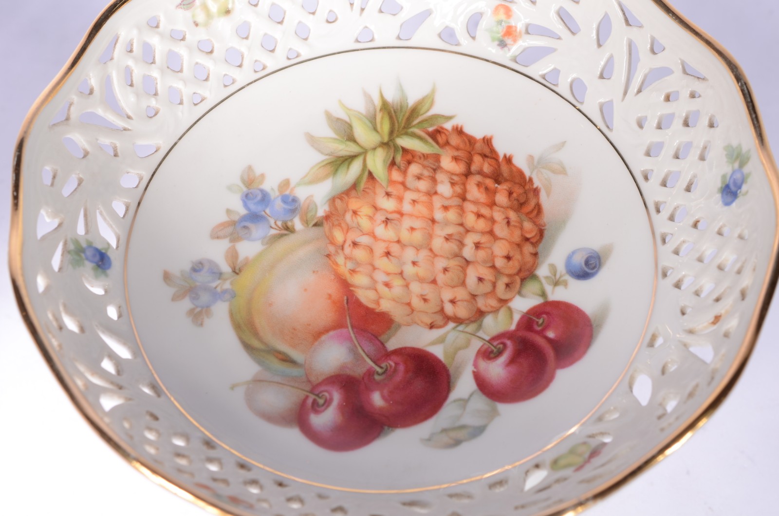 Três peças de porcelana, sendo duas fruteiras de pé alto com bordas... - foto 6 de 11