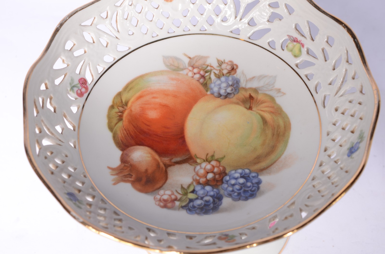 Três peças de porcelana, sendo duas fruteiras de pé alto com bordas... - foto 7 de 11