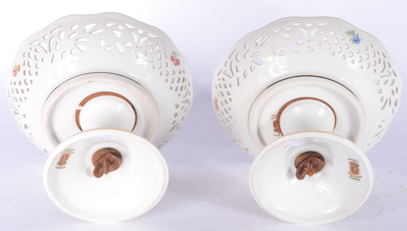 Três peças de porcelana, sendo duas fruteiras de pé alto com bordas... - foto 8 de 11