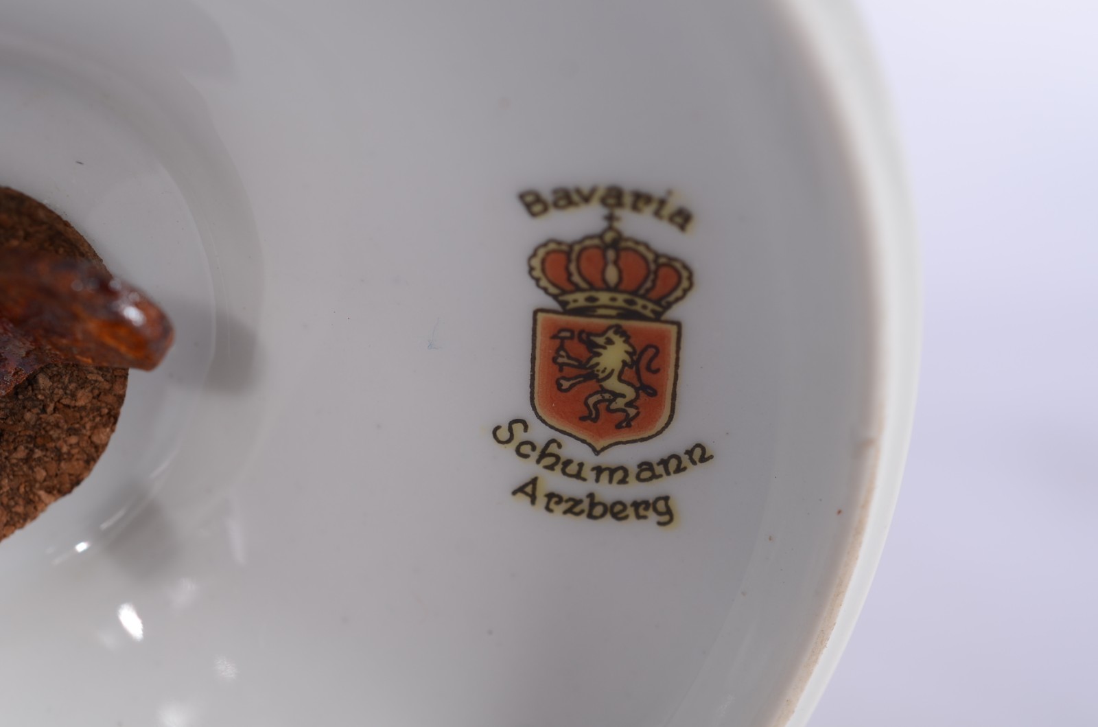 Três peças de porcelana, sendo duas fruteiras de pé alto com bordas... - foto 9 de 11