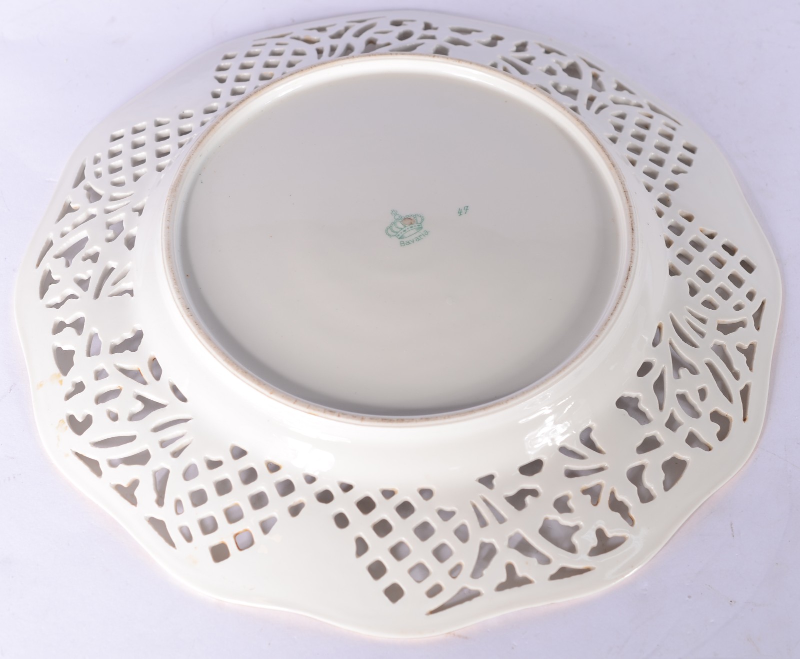 Três peças de porcelana, sendo duas fruteiras de pé alto com bordas... - foto 10 de 11