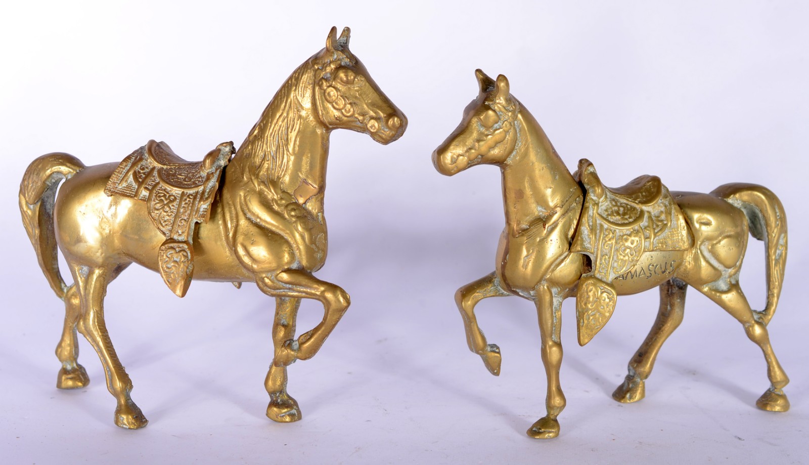 Par de esculturas de bronze representando cavalos. - foto 1 de 6