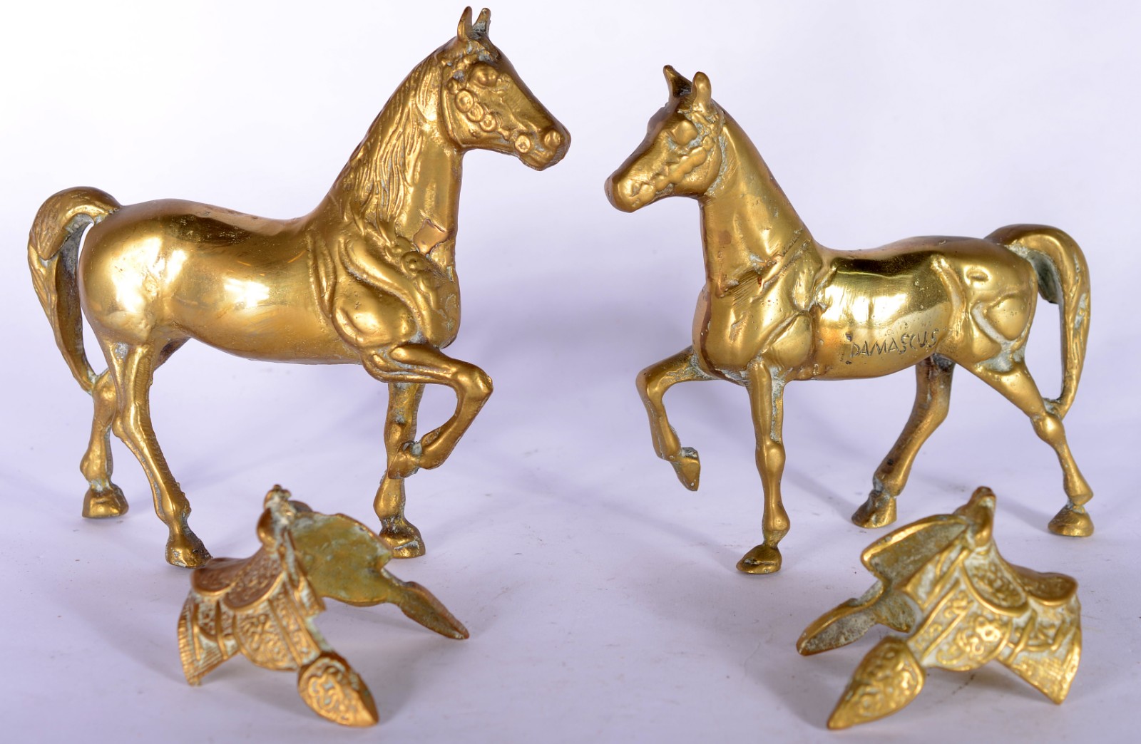 Par de esculturas de bronze representando cavalos. - foto 2 de 6
