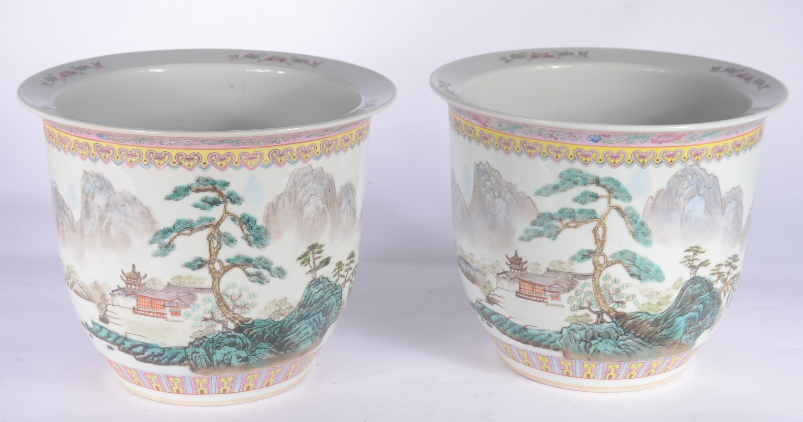 Par de cachepots com pratos de porcelana chinesa pais em policromia. - foto 4 de 8