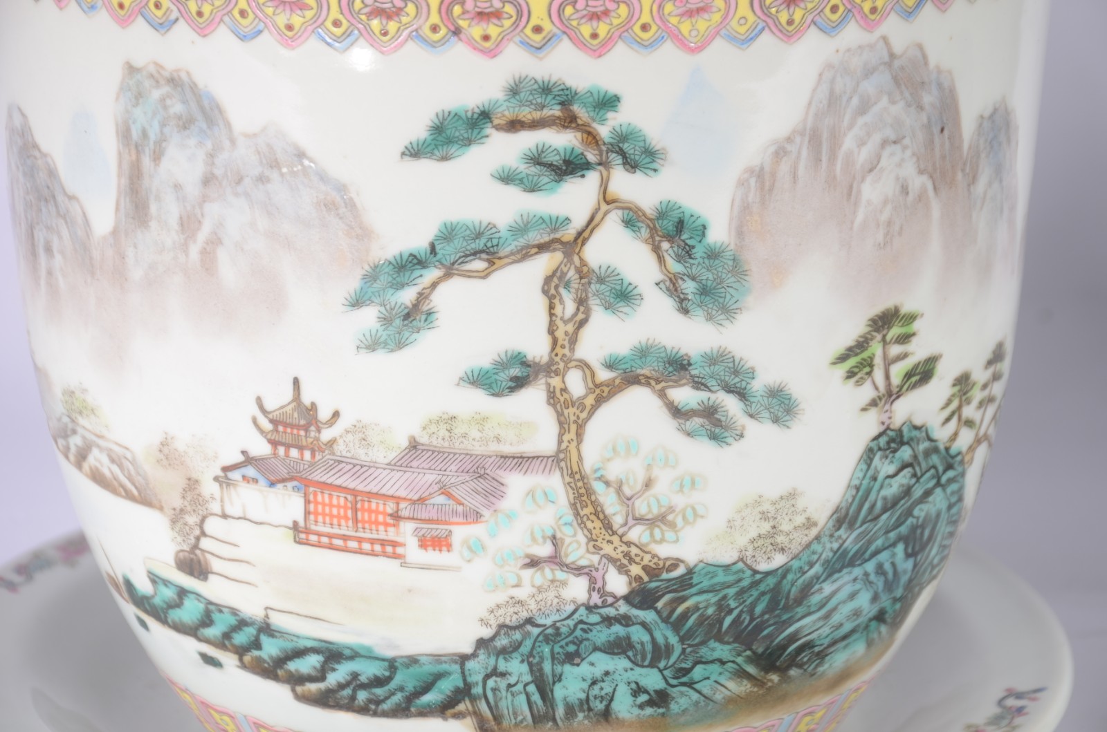Par de cachepots com pratos de porcelana chinesa pais em policromia. - foto 6 de 8