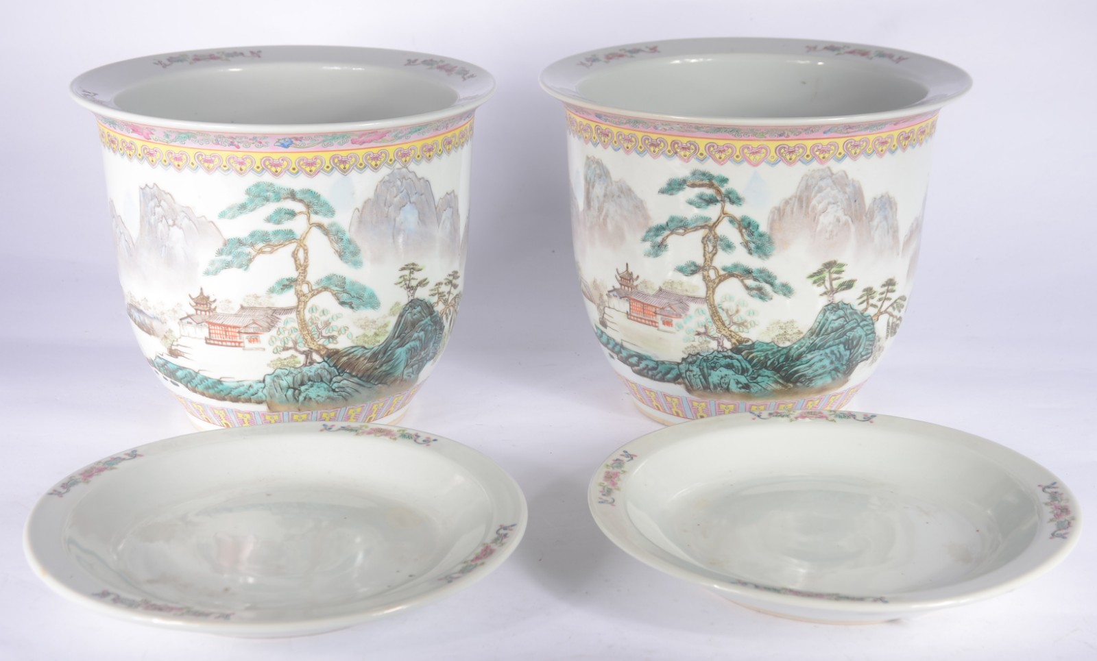 Par de cachepots com pratos de porcelana chinesa pais em policromia. - foto 3 de 8
