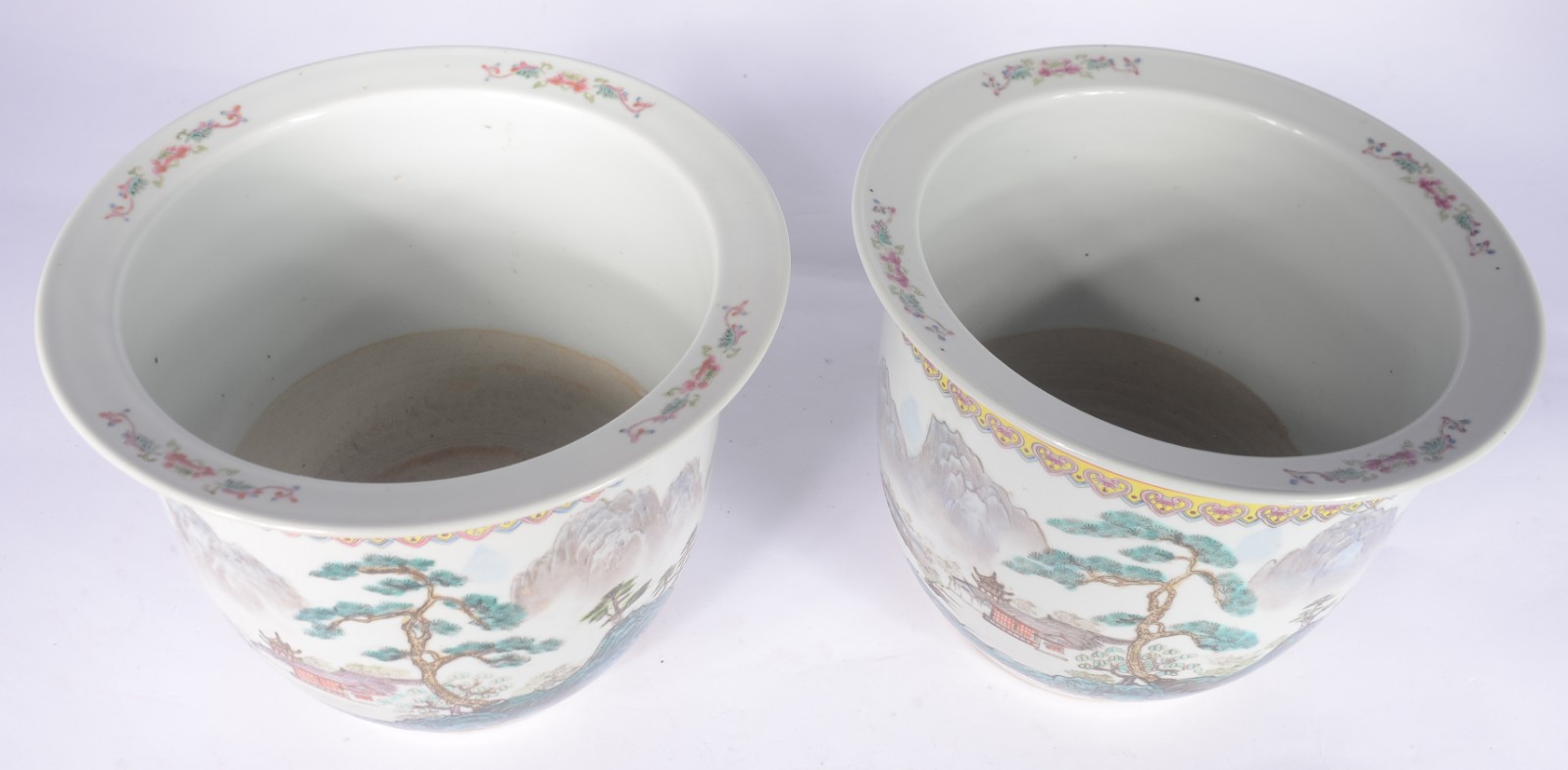 Par de cachepots com pratos de porcelana chinesa pais em policromia. - foto 7 de 8