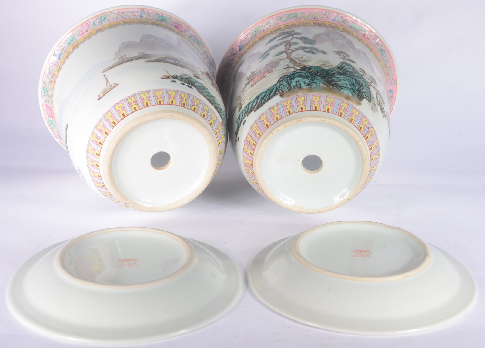 Par de cachepots com pratos de porcelana chinesa pais em policromia. - foto 8 de 8