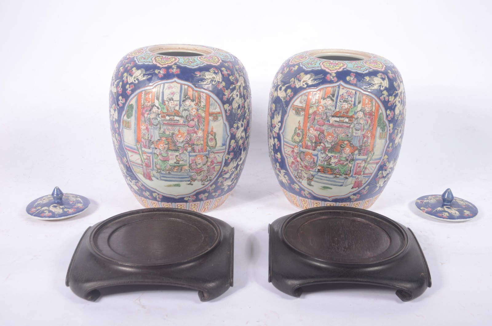Par de potiches de porcelana chinesa decorados com figuras de... - foto 3 de 8