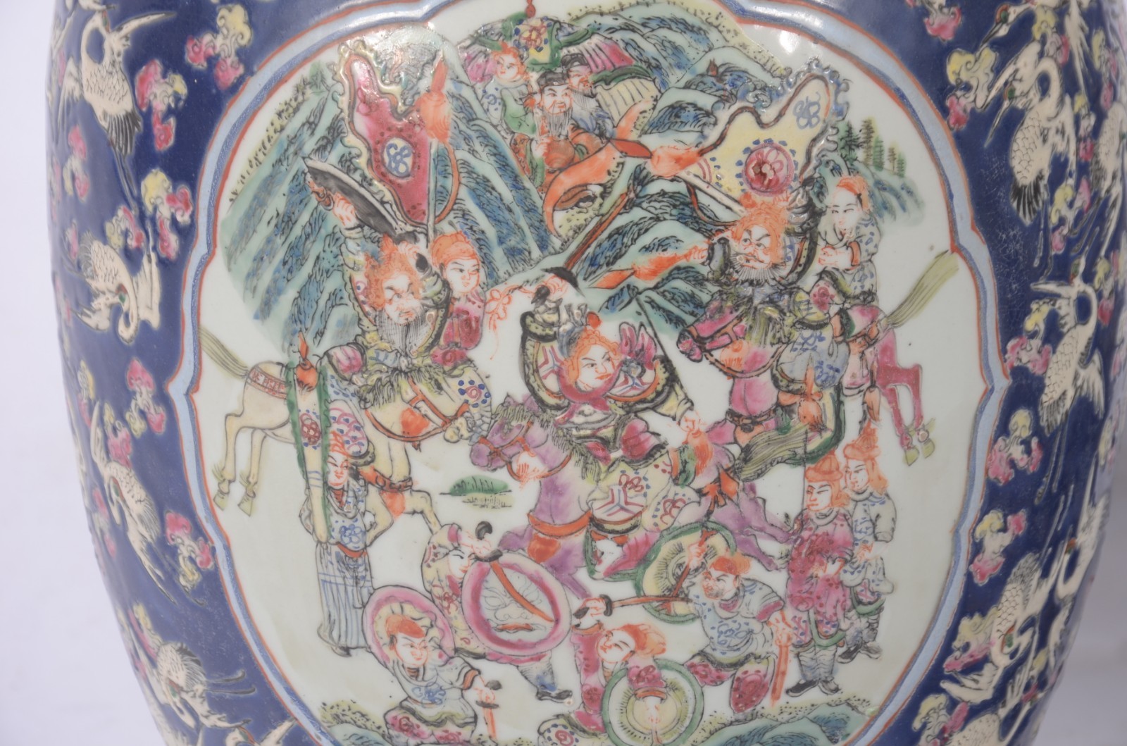 Par de potiches de porcelana chinesa decorados com figuras de... - foto 5 de 8
