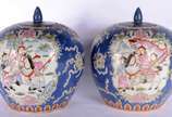 Par de cachepots de porcelana chinesa com fundo... - Par de cachepots de porcelana chinesa com fundo azul e guerreiros.