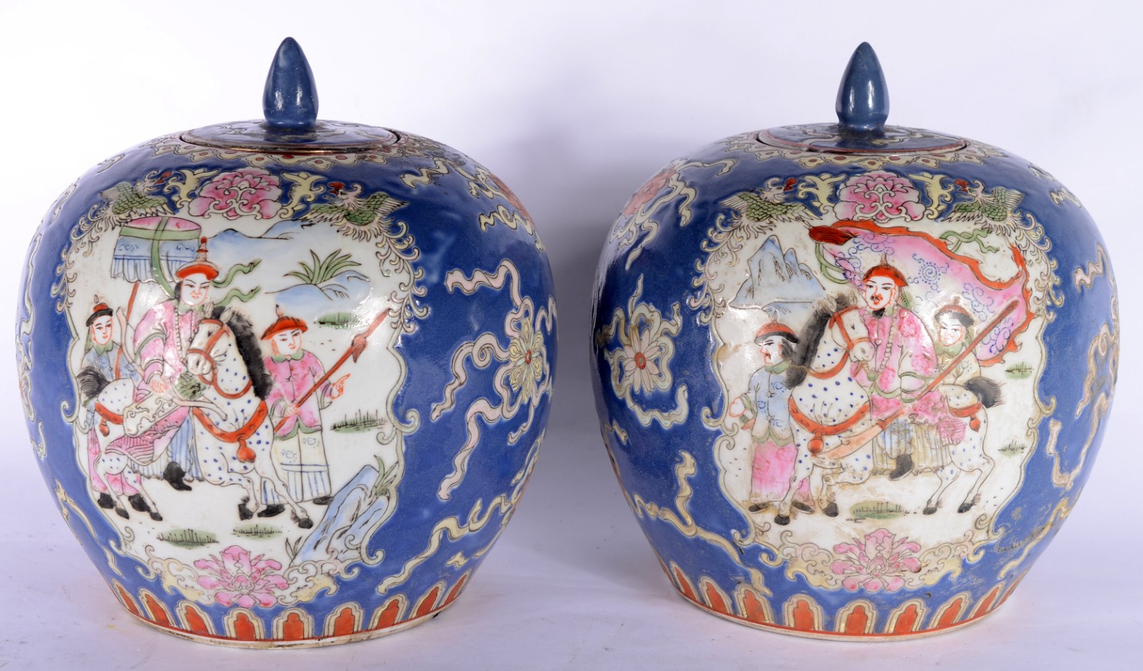 Par de cachepots de porcelana chinesa com fundo azul e guerreiros. - foto 1 de 7