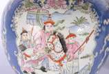 Par de cachepots de porcelana chinesa com fundo... - Par de cachepots de porcelana chinesa com fundo azul e guerreiros.