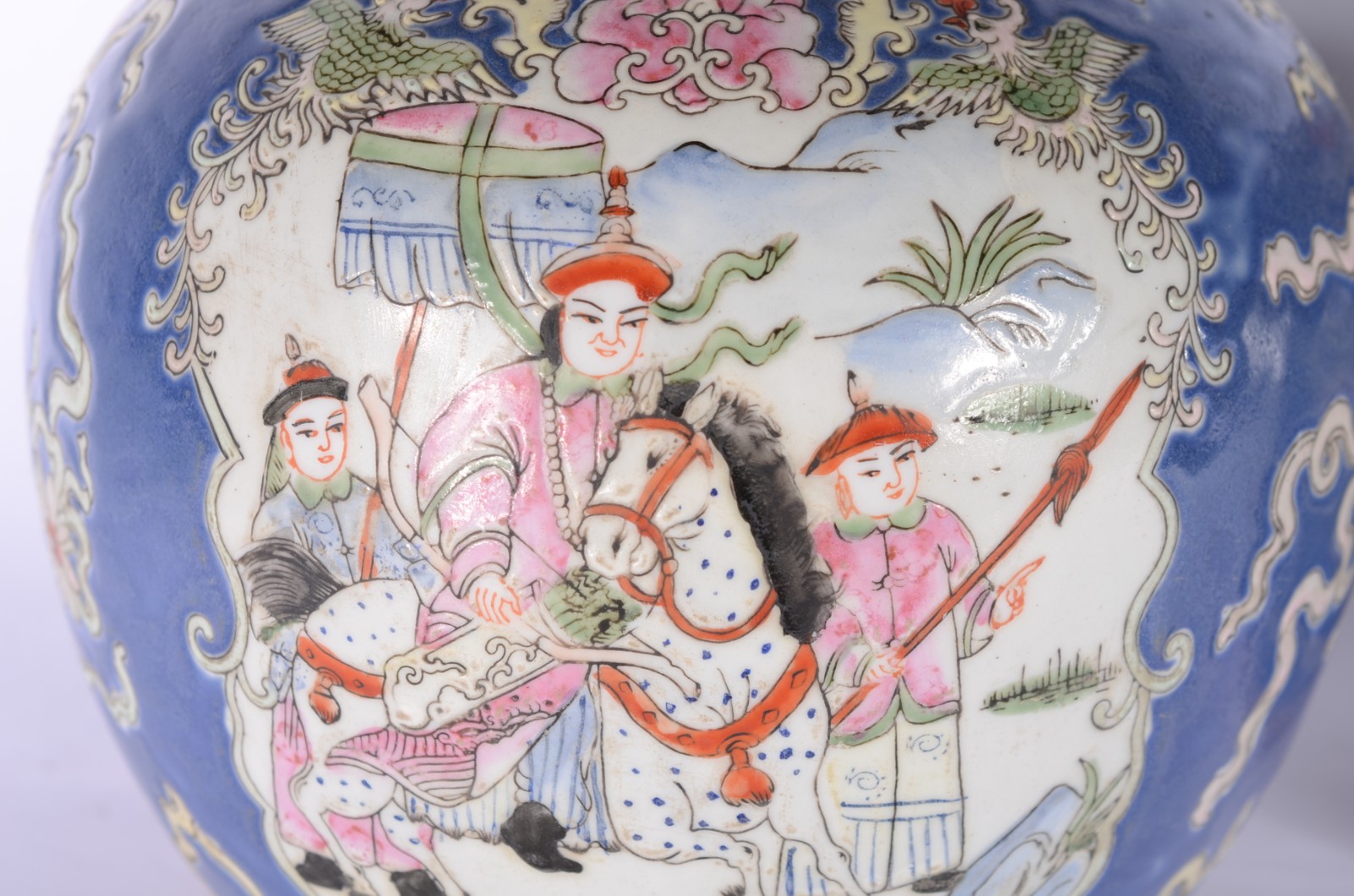 Par de cachepots de porcelana chinesa com fundo azul e guerreiros. - foto 2 de 7