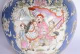 Par de cachepots de porcelana chinesa com fundo... - Par de cachepots de porcelana chinesa com fundo azul e guerreiros.