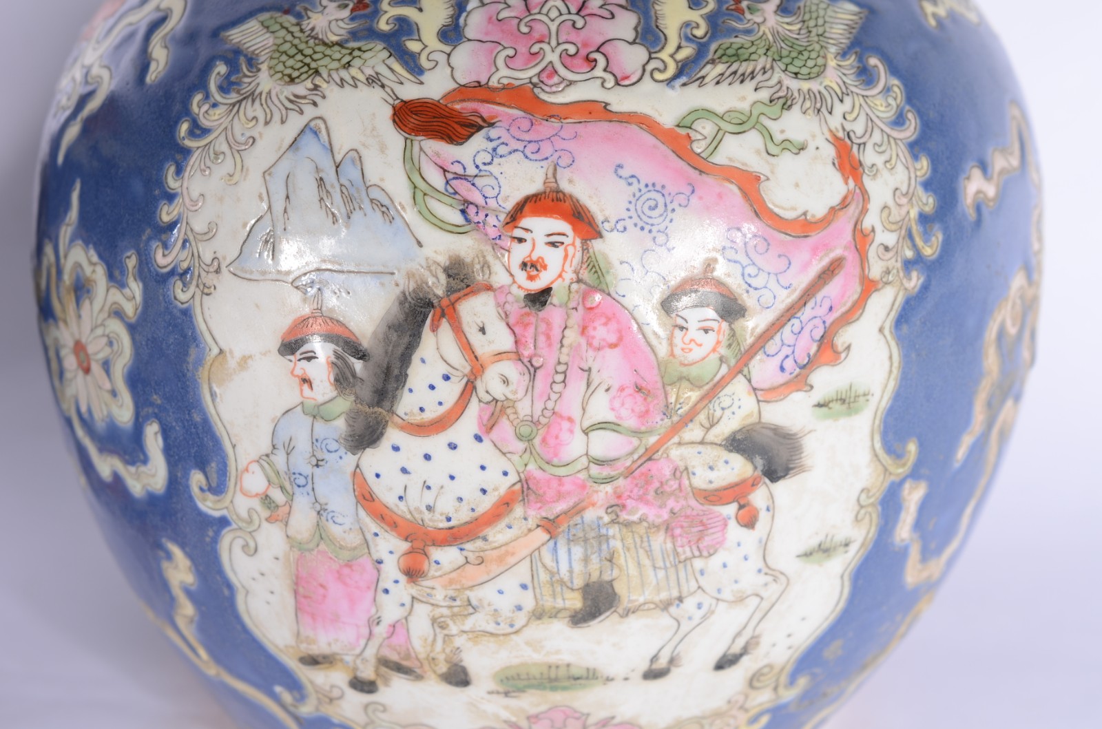 Par de cachepots de porcelana chinesa com fundo azul e guerreiros. - foto 3 de 7