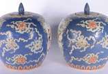 Par de cachepots de porcelana chinesa com fundo... - Par de cachepots de porcelana chinesa com fundo azul e guerreiros.