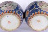 Par de cachepots de porcelana chinesa com fundo... - Par de cachepots de porcelana chinesa com fundo azul e guerreiros.