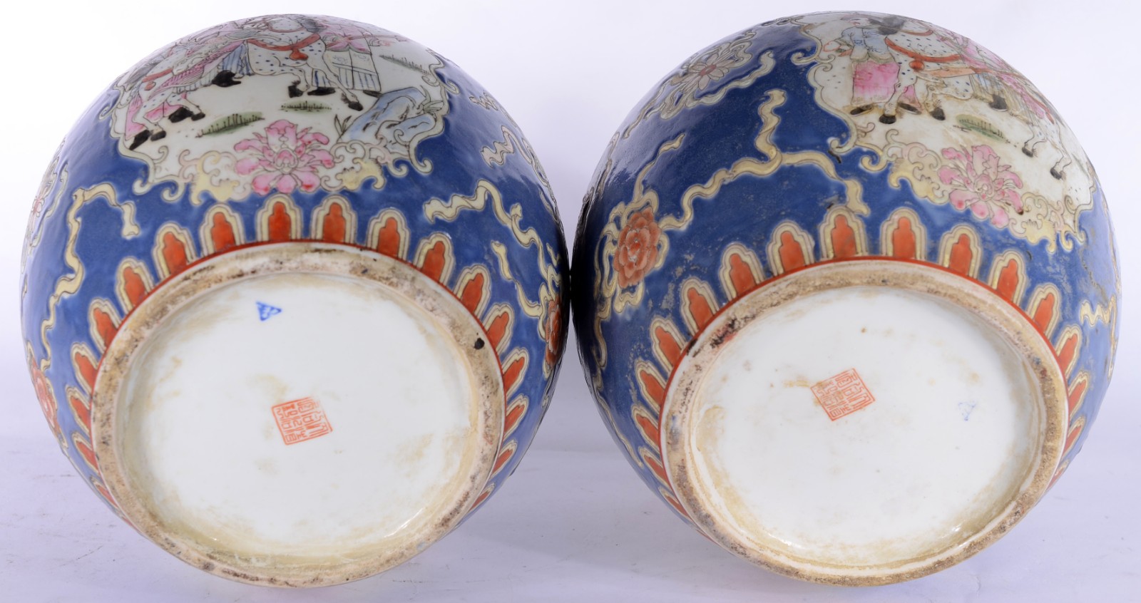 Par de cachepots de porcelana chinesa com fundo azul e guerreiros. - foto 5 de 7