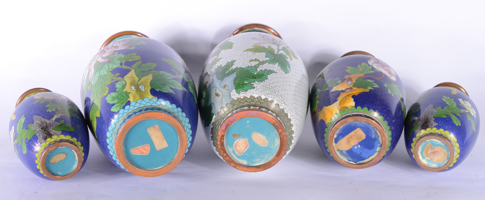 Lote com 10 vasos diversos de cloisoné chines em policromia. - foto 4 de 6