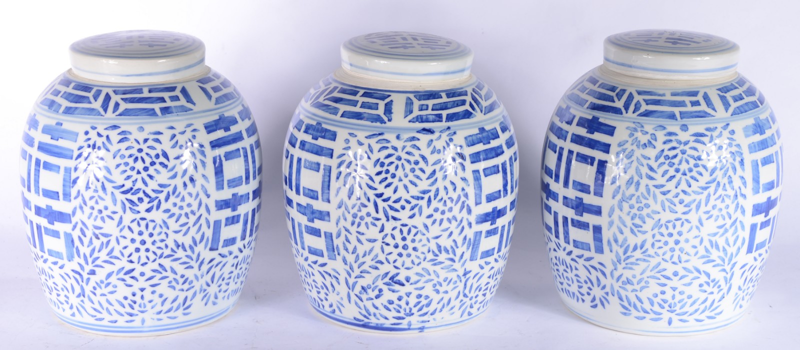 Três potiches de porcelana chinesa azul e branca. - foto 2 de 7
