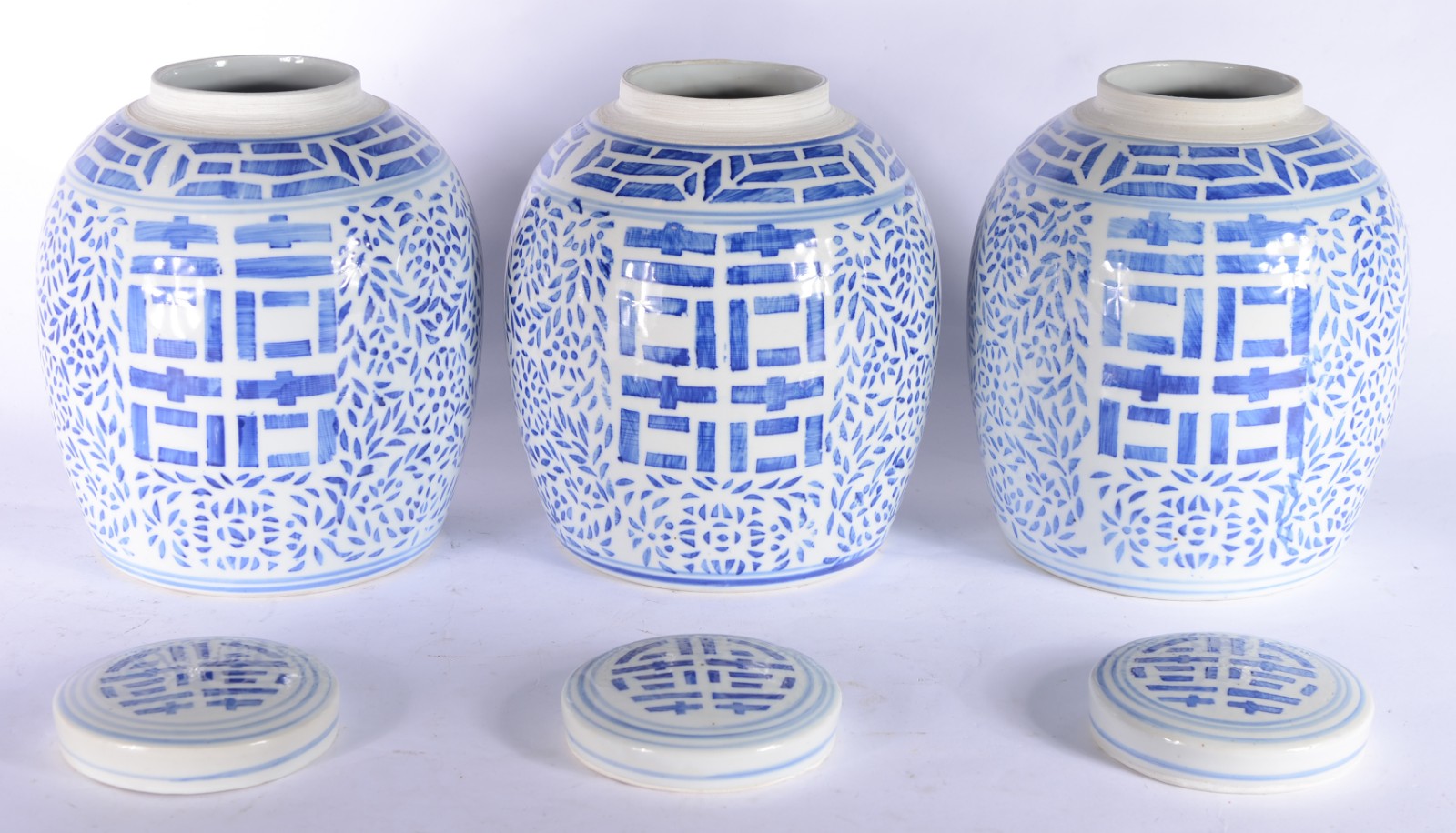 Três potiches de porcelana chinesa azul e branca. - foto 3 de 7