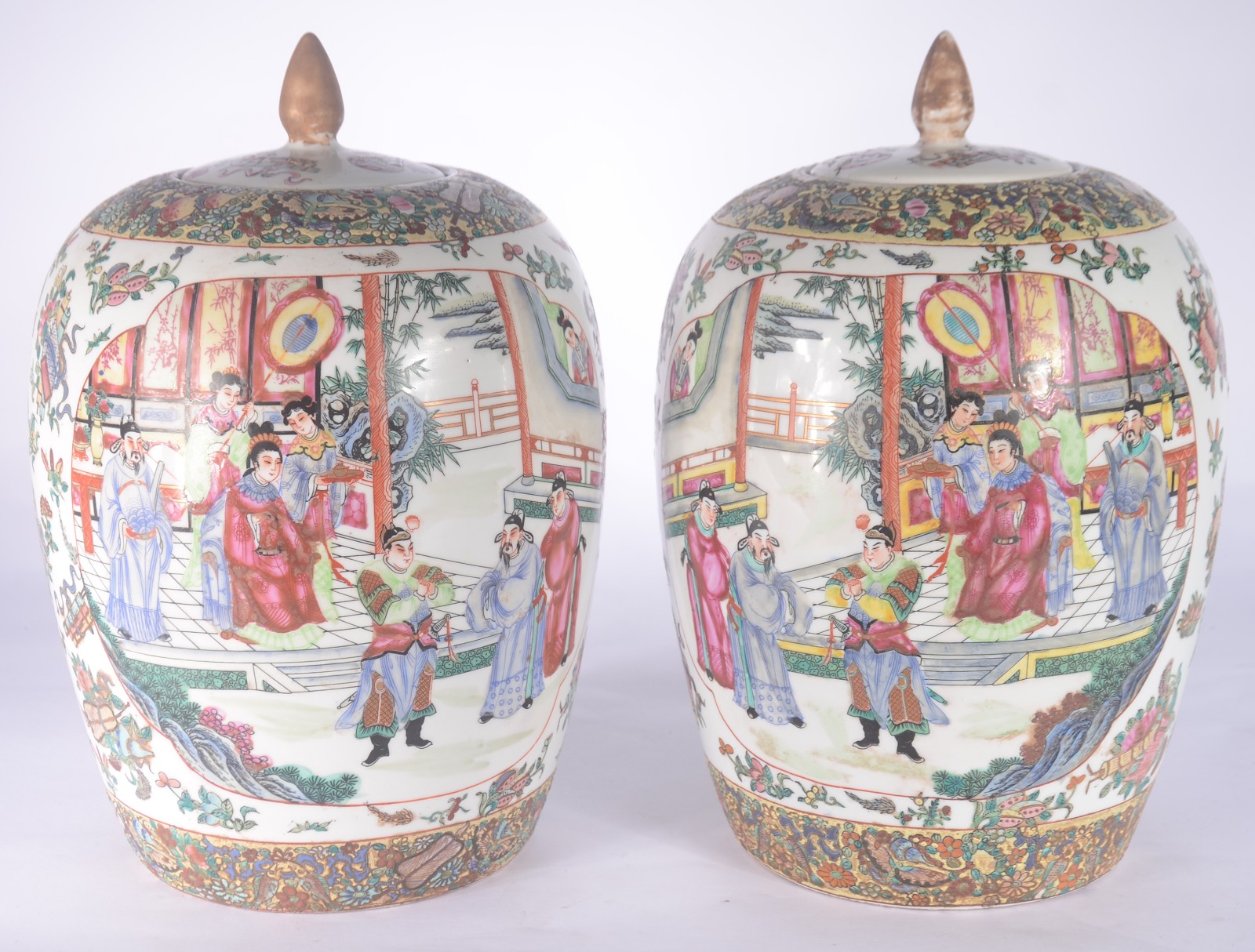 Par de potiches de porcelana chinesa com gueixas e guirlandas em... - foto 1 de 9