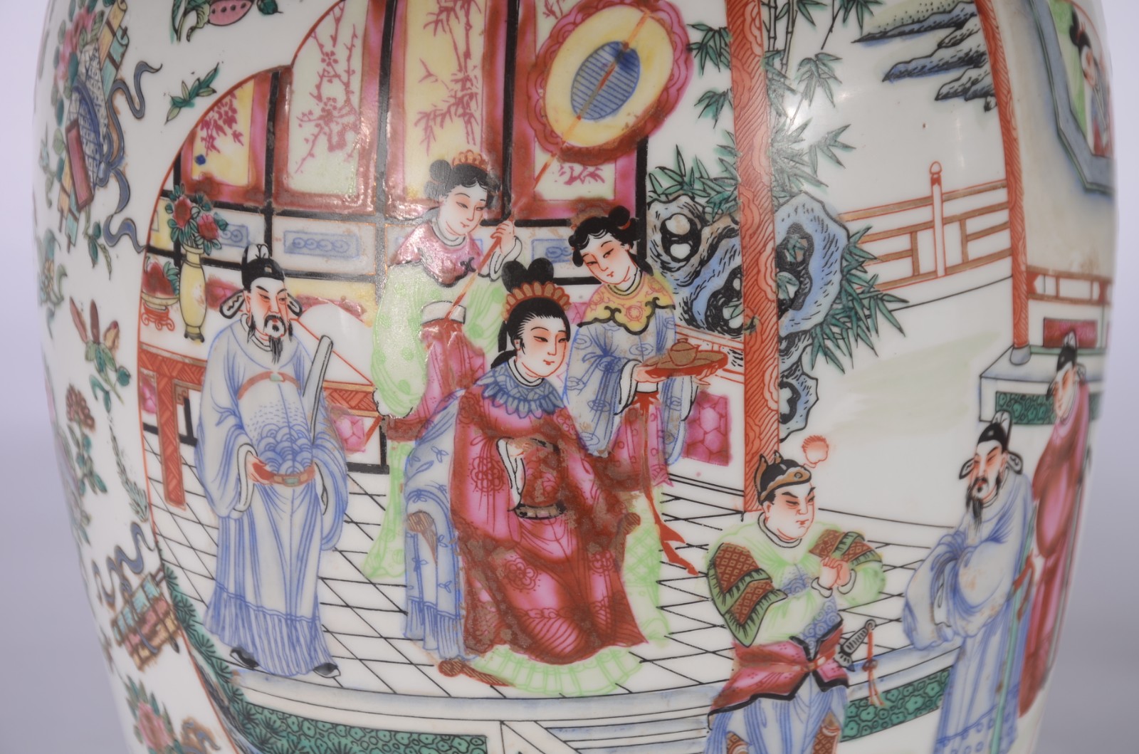 Par de potiches de porcelana chinesa com gueixas e guirlandas em... - foto 2 de 9