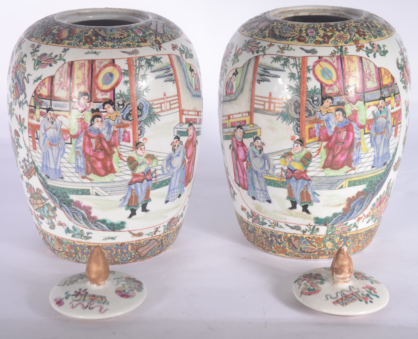 Par de potiches de porcelana chinesa com gueixas e guirlandas em... - foto 3 de 9
