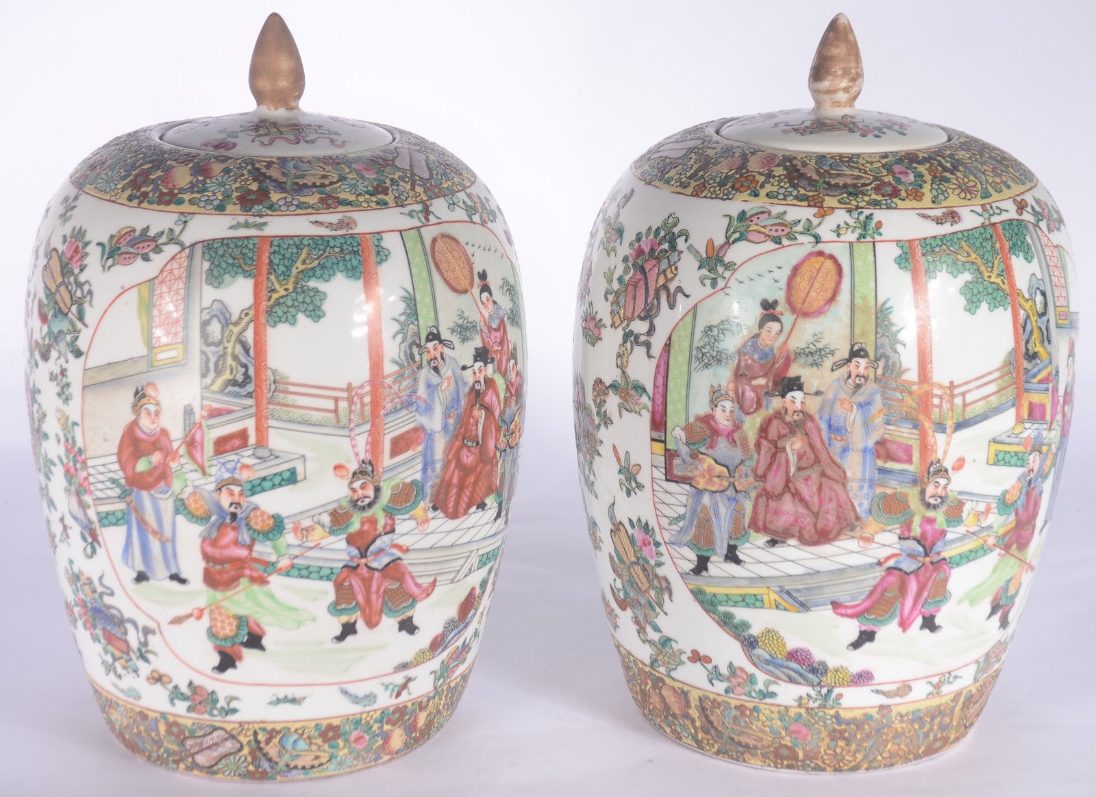 Par de potiches de porcelana chinesa com gueixas e guirlandas em... - foto 4 de 9