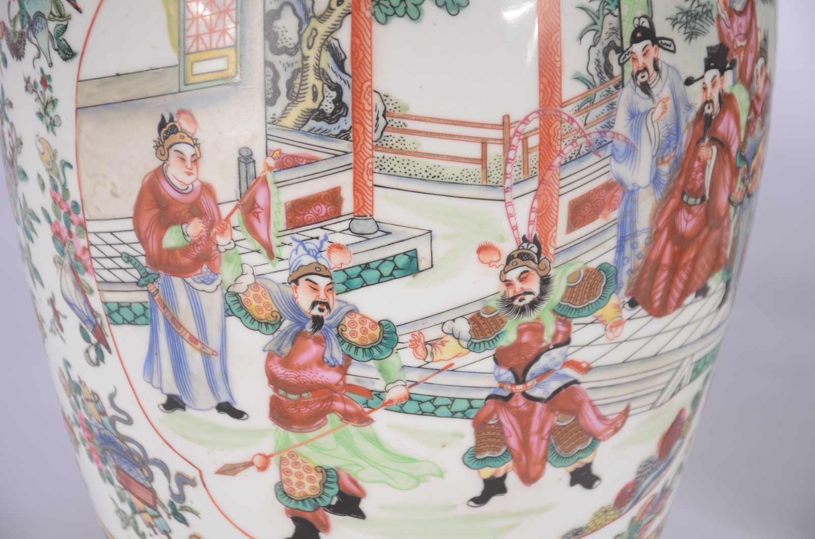 Par de potiches de porcelana chinesa com gueixas e guirlandas em... - foto 5 de 9