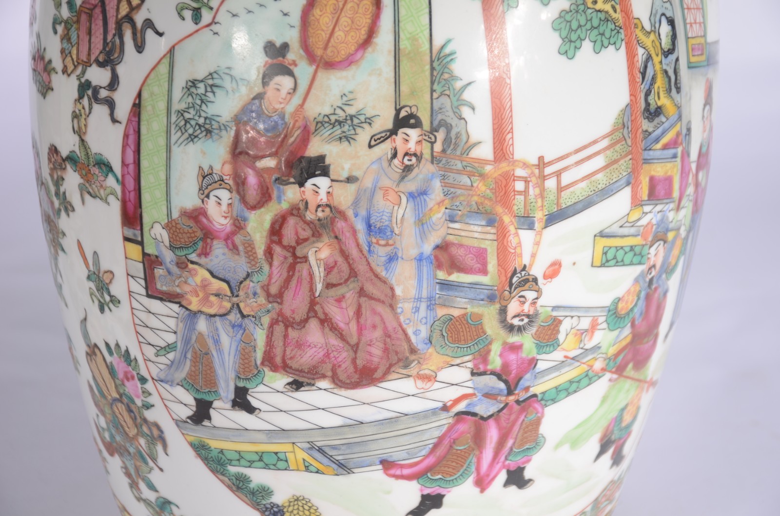 Par de potiches de porcelana chinesa com gueixas e guirlandas em... - foto 6 de 9