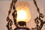 Lustre de bronze  e porcelana  com cúpula de vi... - Lustre de bronze  e porcelana  com cúpula de vidro para uma luz  