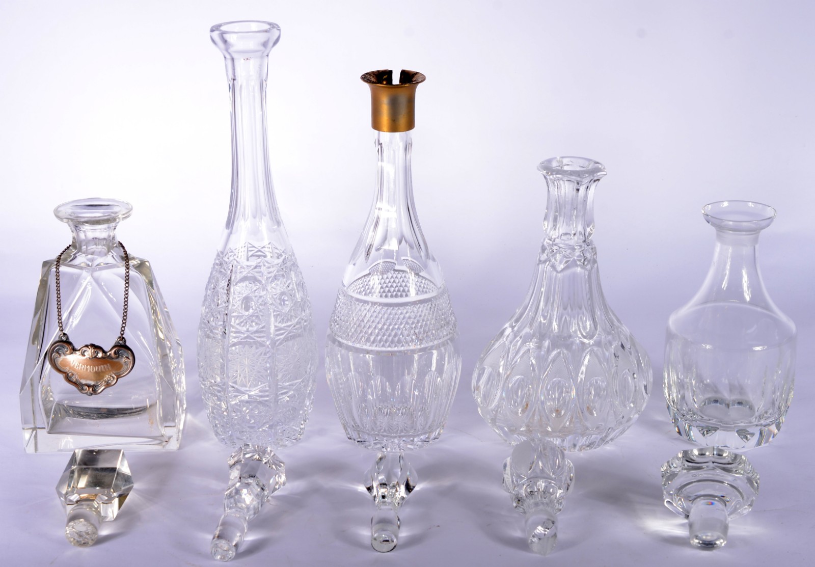 Lote com 5 garrafas diversas de cristal lapidado (Defeitos: duas... - foto 2 de 11