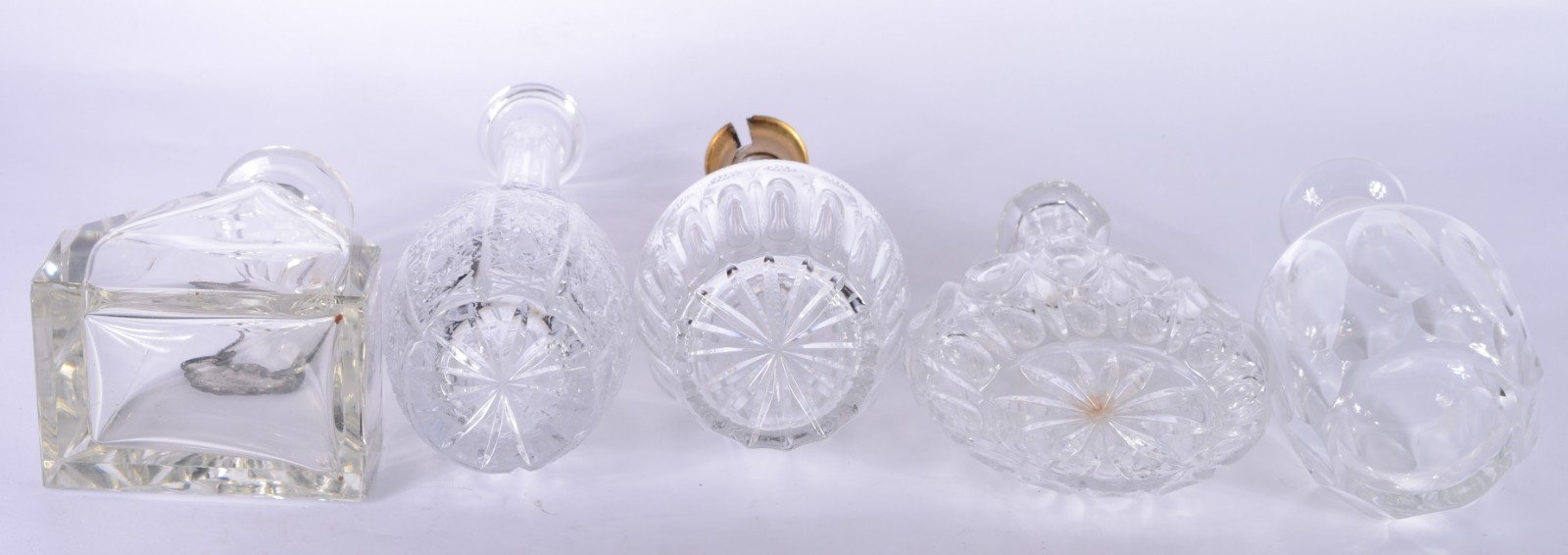 Lote com 5 garrafas diversas de cristal lapidado (Defeitos: duas... - foto 7 de 11