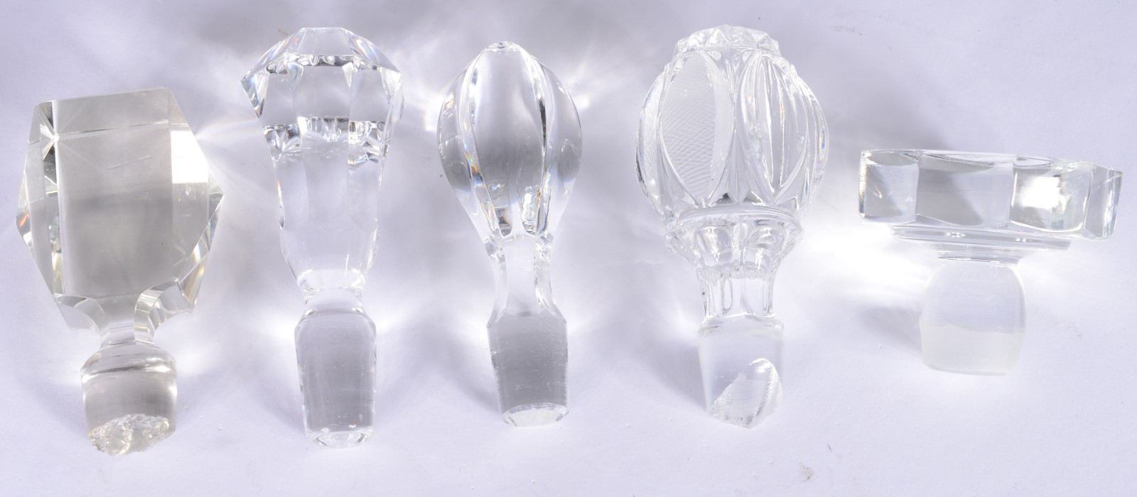 Lote com 5 garrafas diversas de cristal lapidado (Defeitos: duas... - foto 10 de 11