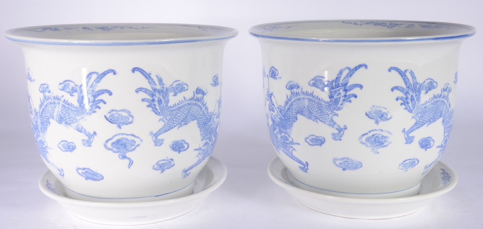 Par de cachepots com pratos de porcelana azul e branca. Um prato... - foto 1 de 8