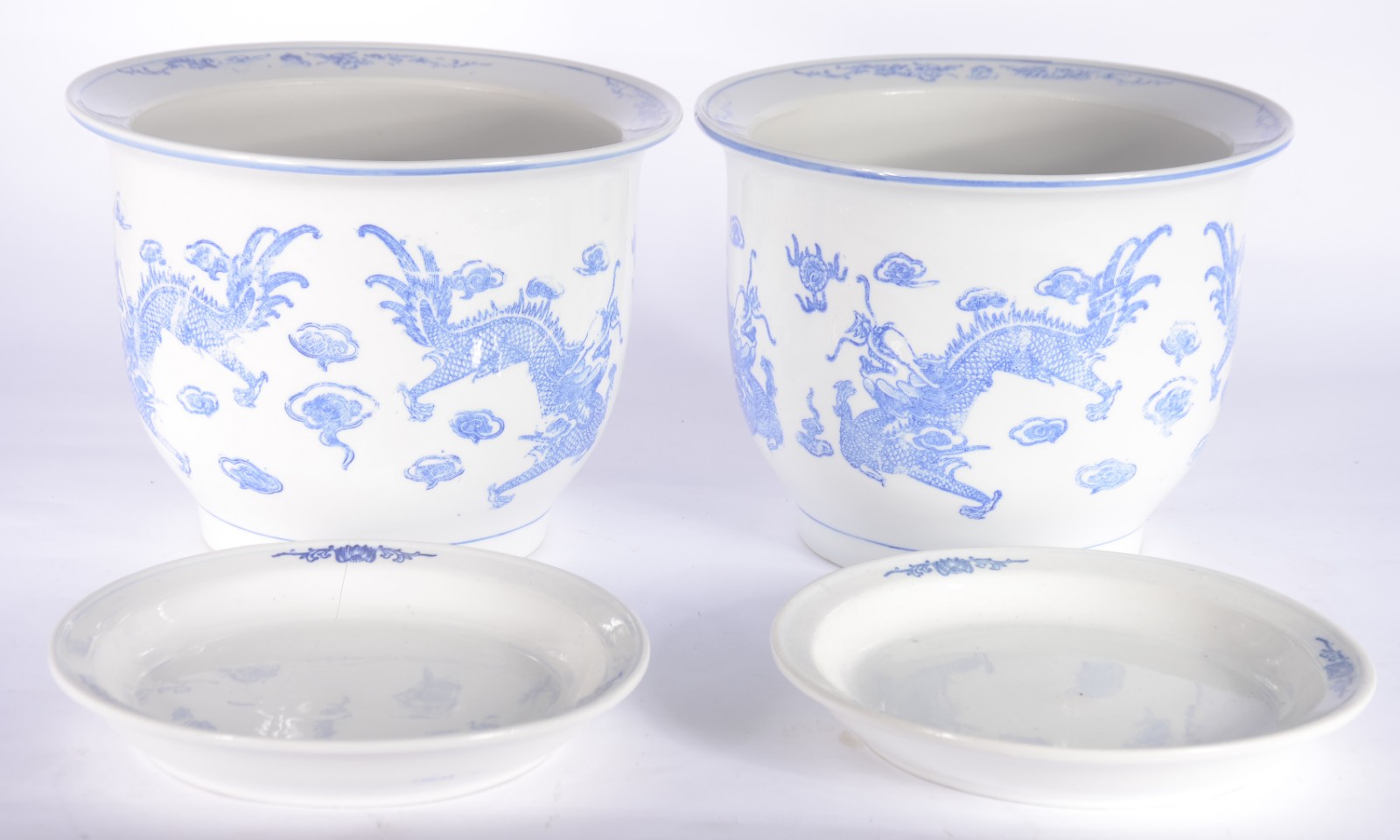 Par de cachepots com pratos de porcelana azul e branca. Um prato... - foto 2 de 8