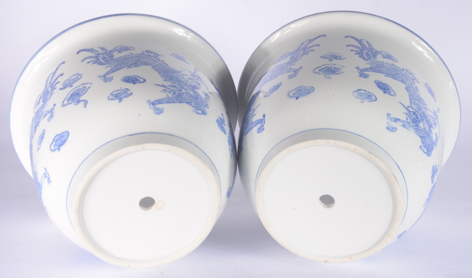 Par de cachepots com pratos de porcelana azul e branca. Um prato... - foto 3 de 8