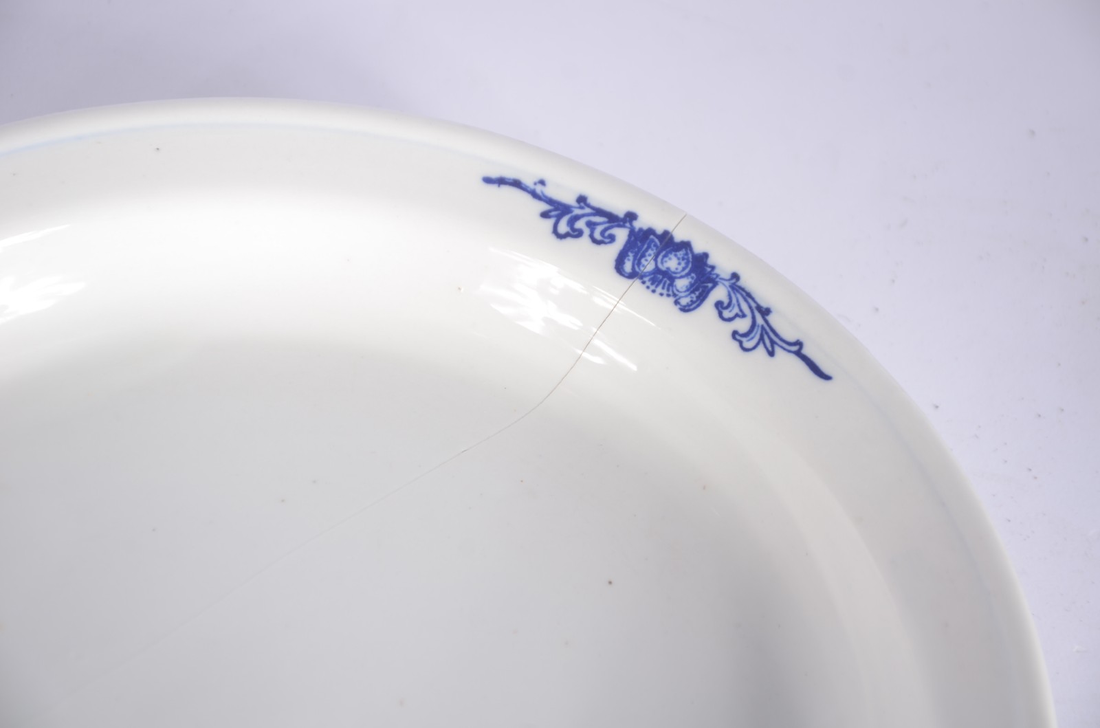 Par de cachepots com pratos de porcelana azul e branca. Um prato... - foto 5 de 8