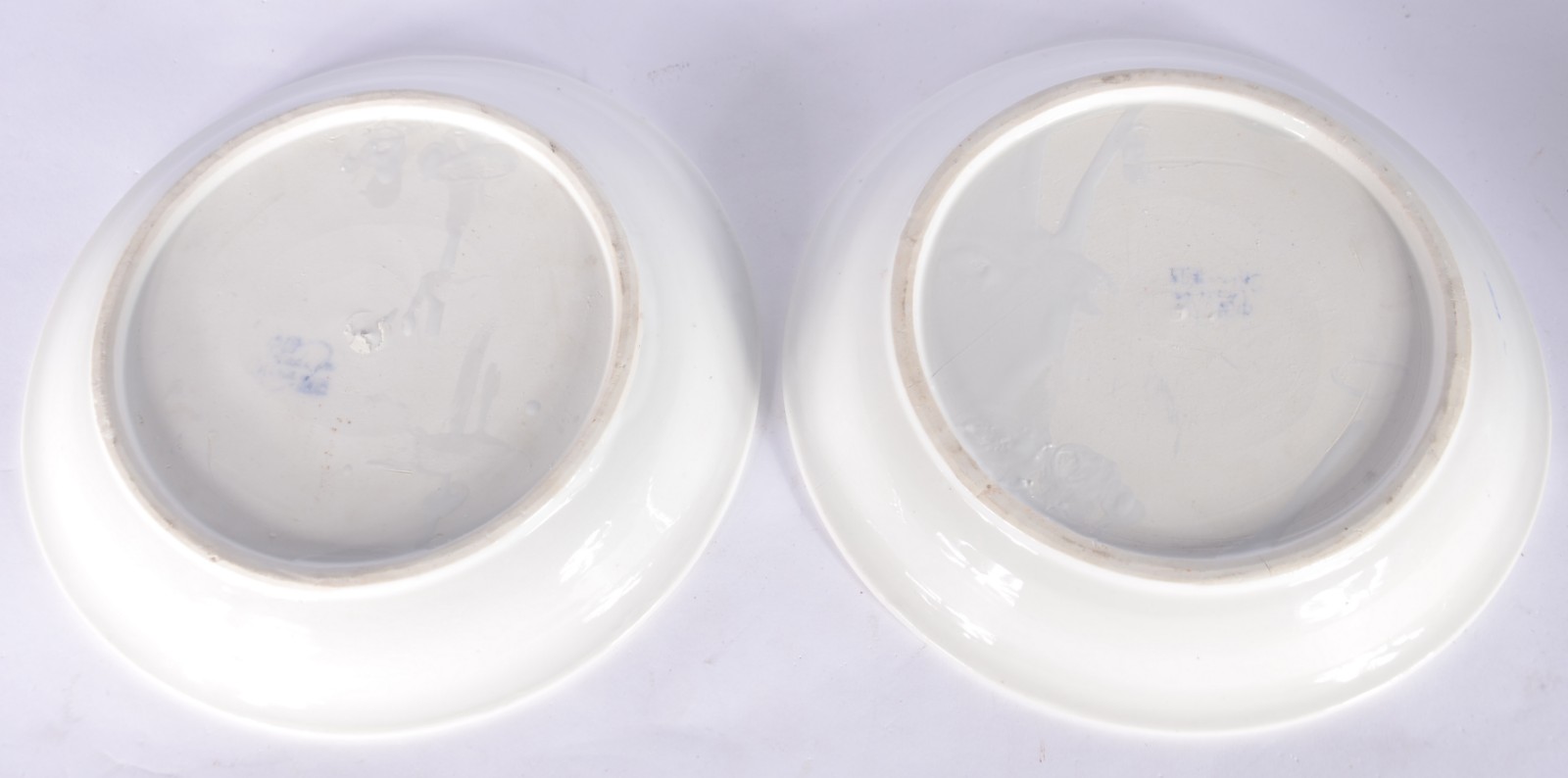 Par de cachepots com pratos de porcelana azul e branca. Um prato... - foto 6 de 8