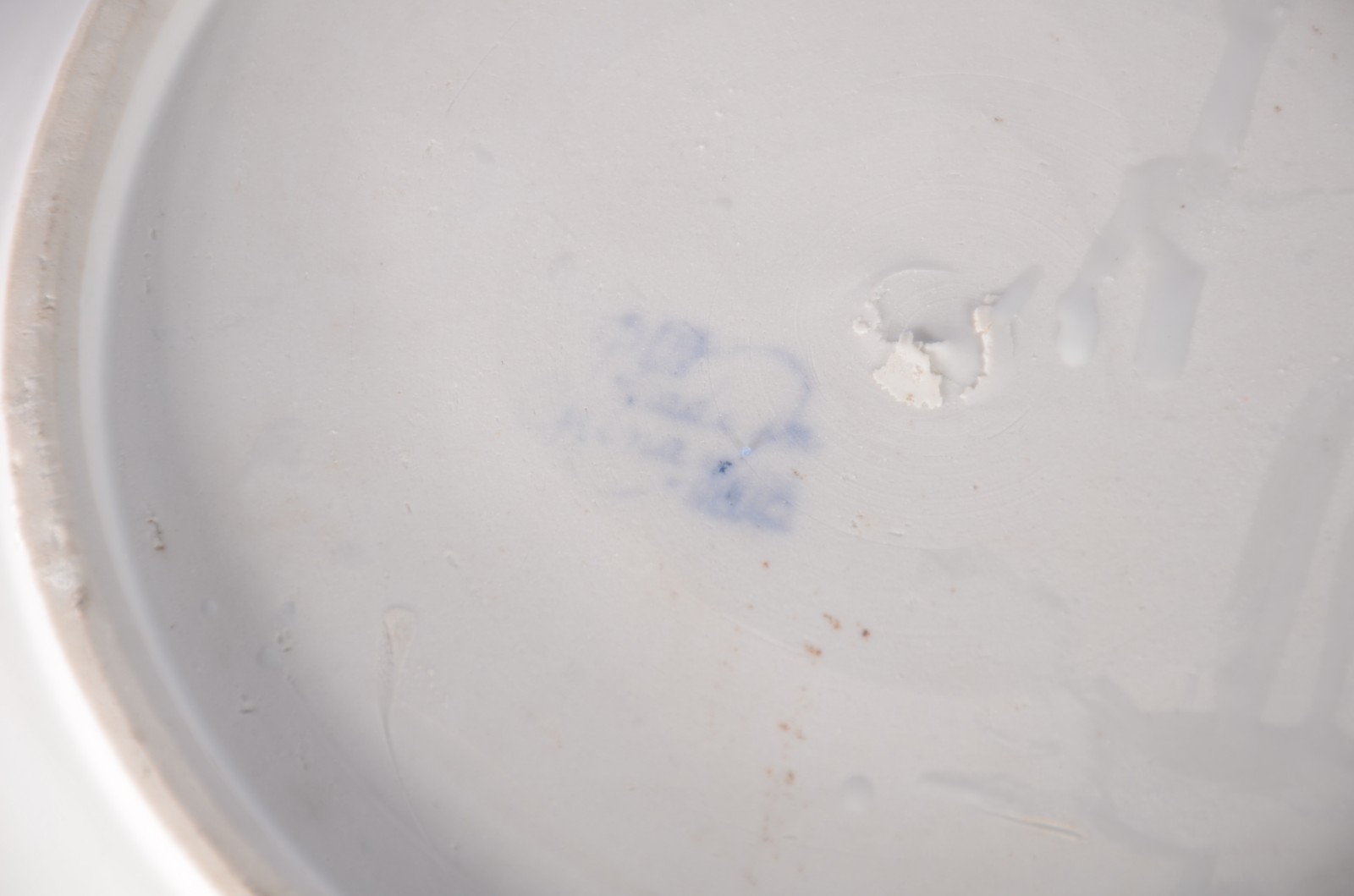 Par de cachepots com pratos de porcelana azul e branca. Um prato... - foto 7 de 8