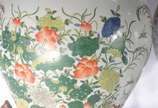Par de aquários de porcelana chinesa, decorado ... - Par de aquários de porcelana chinesa, decorado com flores policromia. Parte interna com figuras de carpas. Um deles com restauro no fundo. Acomp...