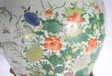 Par de aquários de porcelana chinesa, decorado ... - Par de aquários de porcelana chinesa, decorado com flores policromia. Parte interna com figuras de carpas. Um deles com restauro no fundo. Acomp...