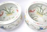Par de aquários de porcelana chinesa, decorado ... - Par de aquários de porcelana chinesa, decorado com flores policromia. Parte interna com figuras de carpas. Um deles com restauro no fundo. Acomp...