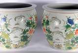 Par de aquários de porcelana chinesa, decorado ... - Par de aquários de porcelana chinesa, decorado com flores policromia. Parte interna com figuras de carpas. Um deles com restauro no fundo. Acomp...